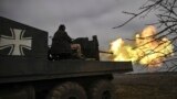 Українські військові ведуть вогонь по російських позиціях під Бахмутом із зенітної установки С60. 20 березня 2023 року.<br />
<br />
&laquo;На даний момент ПВК &laquo;Вагнер&raquo; контролює близько 70 відсотків міста Бахмут&raquo;, &ndash; заявив 20 березня керівник групи російських найманців Євген Пригожин<br />
<br />
&nbsp;