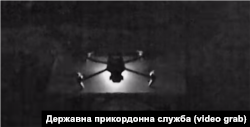 Квадрокоптер Дежприкордонслужби України готується до зльоту вночі