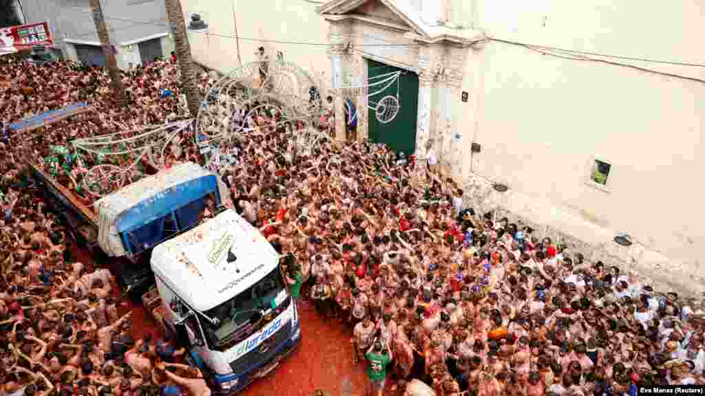 A La Tomatina fesztivál 1945 augusztusának utolsó szerdáján kezdődött, amikor a város főterén tartott felvonuláson egy résztvevő&nbsp;dührohamot kapott, és mindent ütni kezdett, ami az útjába került. A helyzet eszkalálódott. Egy zöldségespiaci stand is áldozatul esett a tömeg dühének, mivel az emberek elkezdték egymást paradicsommal dobálni