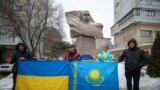 Люди собрались у памятника украинскому поэту Тарасу Шевченко в знак поддержки Украины в день второй годовщины войны. Алматы, 24 февраля 2024 года