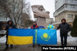 Гражданские активисты развернули украинский и казахстанский флаги в знак солидарности Казахстана и Украины. Алматы, 24 февраля 2024 года