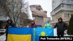 Люди собрались у памятника украинскому поэту Тарасу Шевченко в знак поддержки Украины в день второй годовщины войны. Алматы, 24 февраля 2024 года.