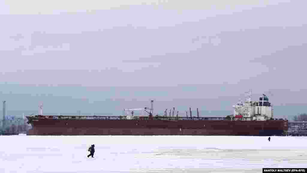 Ribari u Finskom zaljevu ispred tankera sirove nafte u Sankt Peterburgu, Rusija.