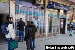 Građani u Mitrovici nakon odluke o zabrani upotrebe dinara čekaju u redu za bankomat. 1. 2. 2024.