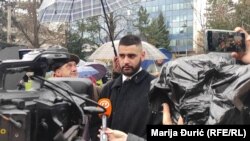 Rijad Ahmetović, predsjednik nevladine organizacije Forum mladih Kruga 99 u obraćanju novinarima na protestu u Sarajevu, 6. januara 2024.