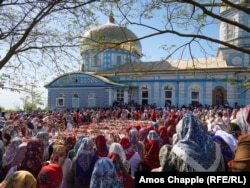 Lipovans attend Easter Mass in Sarichioi on May 5.