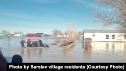 Люди в селе имени Шыганака Берсиева, затопленном весенним паводком. Актюбинская область, Ойылский район, 30 марта 2024 года