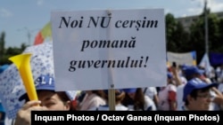 Majoritatea cadrelor didactice din învăţământul pre-universitar sunt în grevă generală de aproape două săptămâni. Acţiunea de protest ar putea continua, întrucât ultima ofertă a Guvernului nu le satisface întru totul cererile.