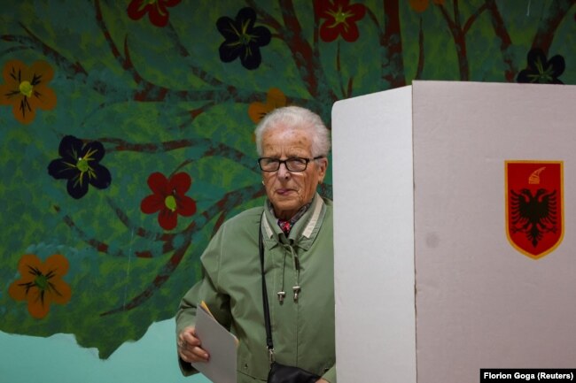 Një votues duke votuar për zgjedhjet lokale në Tiranë. 14 maj 2023.
