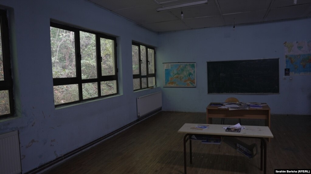 Një klasë e braktisur nga Shkolla “Naim Frashëri” në Kotlinë të Kaçanikut.