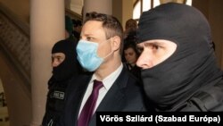 Schadl György érkezik a bíróságra 2023. május 16-án