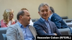 Fostul ministru al Economiei, Valeriu Lazăr, și ex-premierul, Iurie Leancă, la una dintre ședințele de judecată în dosarul concesionării Aeroportului.
