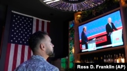 Американці спостерігають за дебатами президента Джо Байдена та колишнього президента Дональда Трампа, 27 червня 2024 року, у Скоттсдейлі, штат Арізона