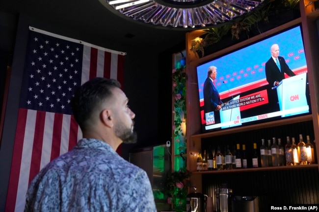 Американцы смотрят президентские дебаты в Аризоне