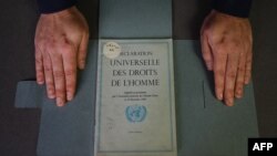 Originalni dokument Univerzalne deklaracije o ljudskim pravima, fotografija načinjena 9. decembra 2023.