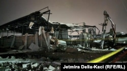Magazina e deputetit Bujar Çela, që ishte në ndërtim e sipër, shkatërrohet nga një shpërthim i fuqishëm në Lushnjë, Shqipëri, 1 mars 2024.
