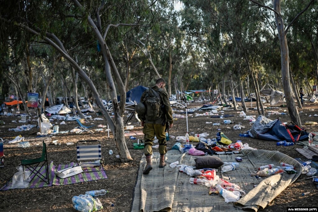 Un soldato israeliano pattuglia il Kibbutz Beeri nel sud di Israele, vicino al luogo in cui uomini armati hanno ucciso 270 persone che partecipavano al festival musicale Supernova.  Migliaia di persone, sia israeliane che palestinesi, sono morte dal 7 ottobre 2023, dopo che i militanti palestinesi di Hamas hanno lanciato un attacco a sorpresa contro Israele, spingendo Israele a dichiarare guerra a Hamas il giorno successivo.  7 ottobre 2023 