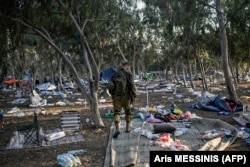 12 октября 2023 г. Окрестности кибуца Беери на юге Израиля, недалеко от места, где боевики убили 270 человек во время музыкального фестиваля 7 октября