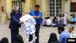 دور نخست انتخابات ریاست جمهوری ایران، برنده‌ای نداشت زیرا هیچ‌یک از نامزدها نتوانستند بیش از ۵۰ درصد آرا را کسب کنند.