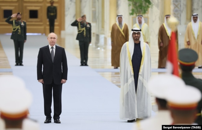 Президент РФ Владимир Путин и президент ОАЭ Мухаммед Бен Заид Аль Нахайян на встрече в Абу-Даби. 6 декабря 2023 года