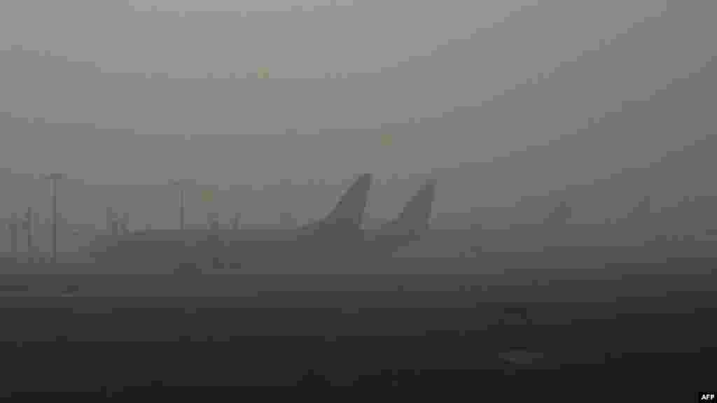 Više od 100 letova i 25 vozova u New Delhiju kasni zbog slabe vidljivosti. na fotografiji: magla prekrila avione na Međunarodnom aerodromu Indira Gandhi u New Delhiju, 27. decembra&nbsp;2023.