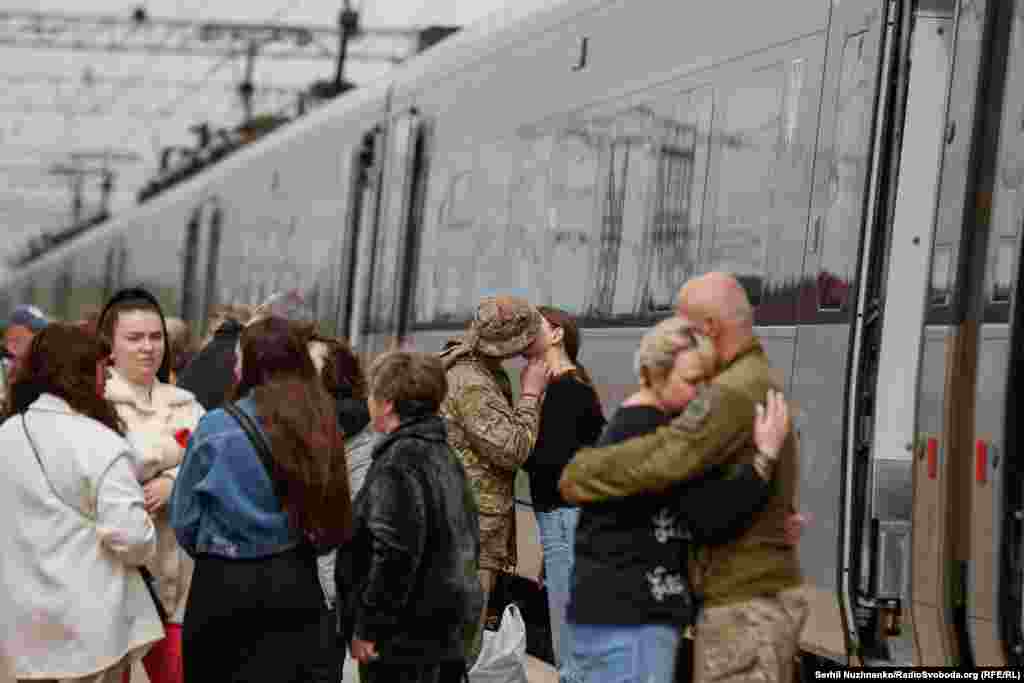 Вокзал Краматорська за 5 хвилин до відправлення потяга. Українські військові прощаються після зустрічі з близькими