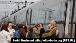 Потяг «війна–Київ»: щемливі миті зустрічі та прощання військових з близькими (фоторепортаж)
