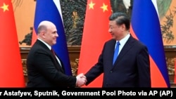 دیدار نخست وزیر روسیه (چپ) با شی جین‌پینگ
