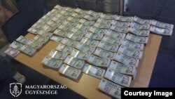 A bűnügyi akcióban az egyik gyanúsítottnál a széfben megtalált nagy összegű készpénz az ügyészség fotóján 2022. április 21-én