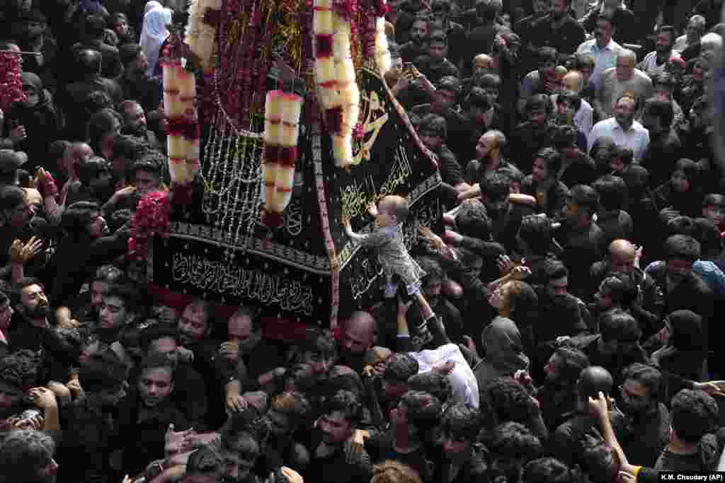 Myslimanët shiitë pakistanezë gjatë një procesioni që shënon Chehlumin në Lahore, Pakistan, të enjten, 7 shtator 2023. Chehlum, tradicionalisht shënon një periudhë zie për vdekjen e Imam Huseinit, nipit të Profetit Muhamed.