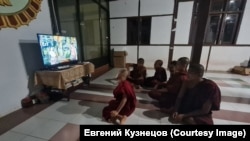Монахи смотрят ТВ