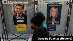 پوسترهای تبلیغاتی مارین لوپن و امانوئل مکرون در خیابان‌های پاریس