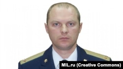 У публікації української прокуратури ім’я Карасьова не називалося, проте у вересні 2025 року британська газета The Sunday Time розкрила його особу