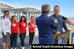 Mihai Gafencu, președintele Salvați Copiii, în Vama Nădlac 2, într-o acțiune de conștientizare a părinților plecați la muncă în străinătate