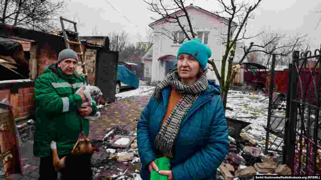 Мясцовыя жыхары Натальля і&nbsp;Рустэм: &laquo;Дом цэлы, але тое, што па&nbsp;цаглінах выкладвала і&nbsp;зьбірала сама&nbsp;&mdash; на&nbsp;старасьці гадоў вырашыла палегчыць жыцьцё. Бачыце, як&nbsp;гэта здарылася&nbsp;&mdash; цяпер пачаць спачатку? Было вельмі цяжка, вельмі страшна сядзець у&nbsp;падвале, як&nbsp;усё грукатала. Яны лічылі, што ў&nbsp;нас самая бясьпечная зона. І&nbsp;бачыце, як&nbsp;атрымалася&raquo;. Горад Буча Кіеўскай вобласьці 1&nbsp;сакавіка 2022&nbsp;г. Натальля на&nbsp;фота ў&nbsp;лютым 2023 года (справа): &laquo;Усе побач, усе жывыя&raquo;