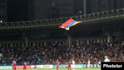 Дрон с флагом Нагорного Карабаха над футбольным полем во время матча Армения-Хорватия в Ереване. 11 сентября 2023 г.