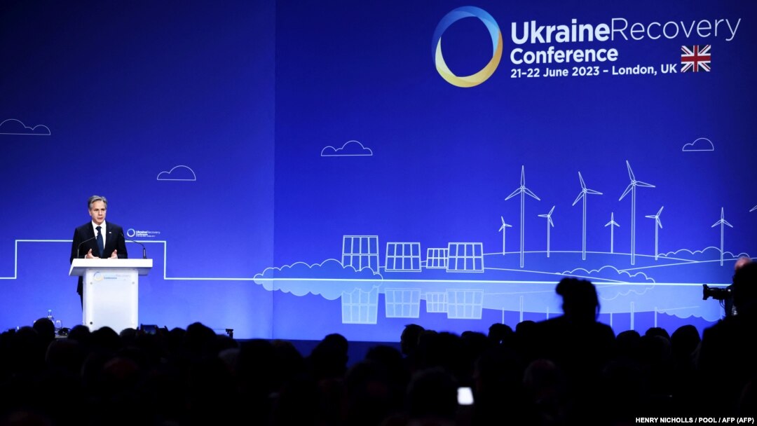 АКШнын мамлекеттик катчысы Энтони Блинкен Украинаны калыбына келтирүү боюнча эл аралык жыйында сүйлөп жатат. Лондон. 21-июнь, 2023-жыл. 