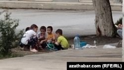 Köçede oýnaýan çagalar. Bezeg suraty.