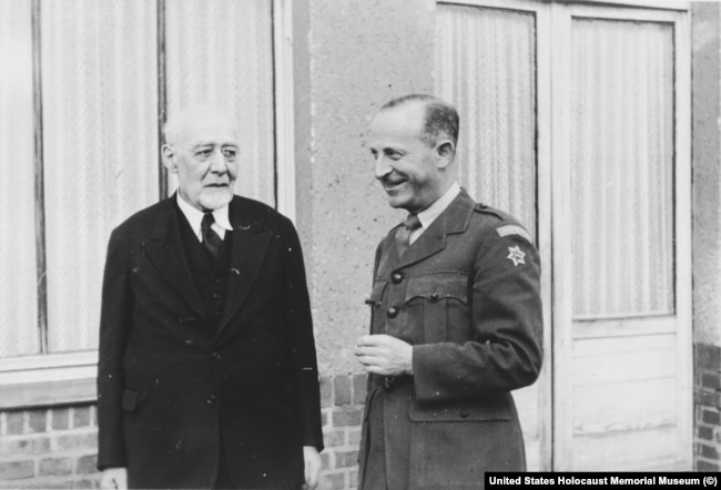 Раввин Лео Бек (слева) позирует с Эрнстом Г. Ловенталем (справа) во время его трехнедельного визита в Германию