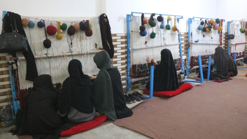 بازار تولید و فروش قالین های افغانی در هرات کم رنگ شده است 