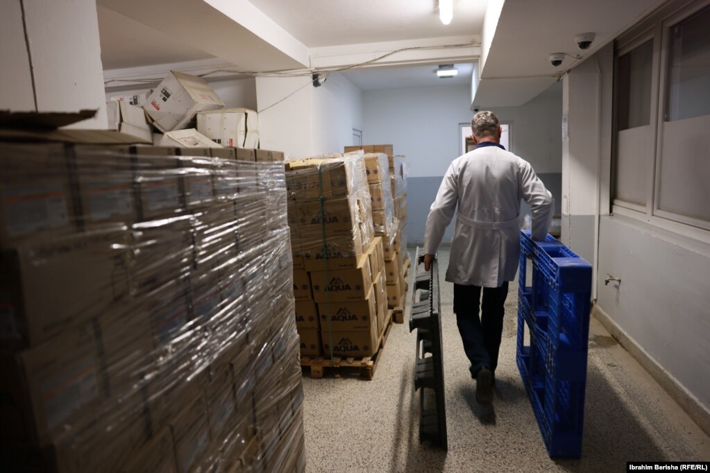 Në korridor, një punëtor mundohet ta gjejë hapësirë për t'i vendosur edhe disa pako me barna. 