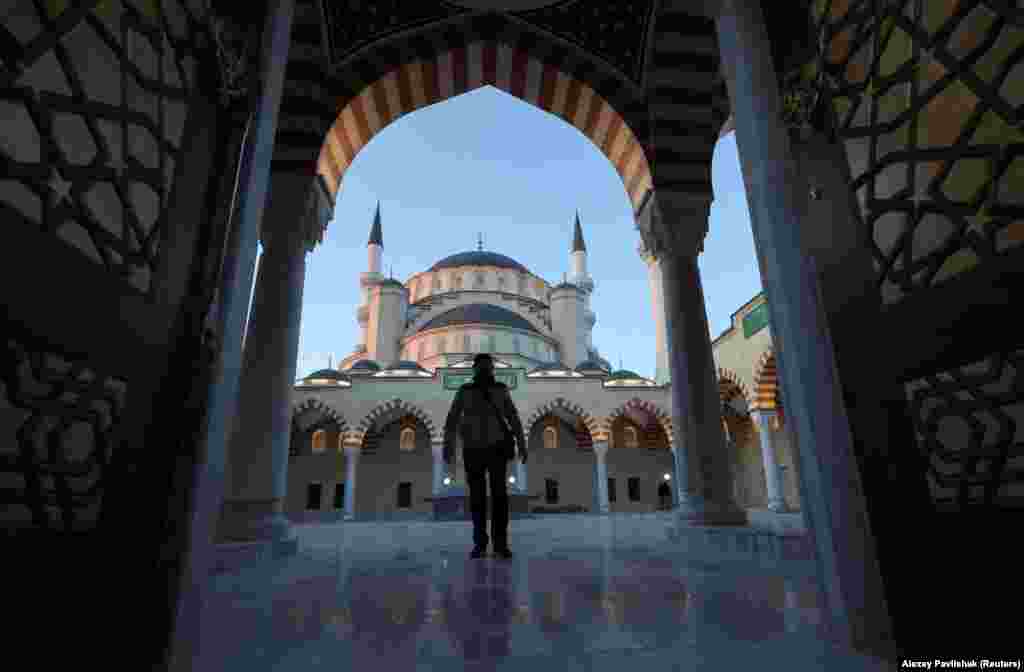Ораза-Байрам (Ід аль-Фітр) в окупованому Росією Криму, Україна. Чоловік йде по соборній мечеті в Сімферополі