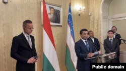 Ўзбекистон ташқи ишлар вазири Бахтиёр Саидов (ўнгда) ва Венгрия ташқи ишлар ва савдо вазири Петер Сийярто элчихонанинг очилиш маросимида. ТИВ матбуот хизмати фотосурати.