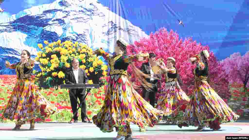 Disa gra taxhike me kostume tradicionale shihen duke vallëzuar gjatë festimeve për Nevruzin.