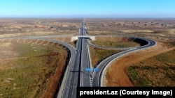 Azerbajdzsán legújabb autópályájának egy szakasza, amely Barda és Ağdam között halad, egy 2023 decemberében készült felvételen