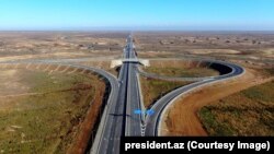O secțiune a celei mai noi autostrăzi din Azerbaidjan, care duce de la Barda la Aghdam, fotografiată în decembrie 2023.