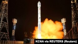 Фото запуску військового супутника, як стверджується, у провінції Північний Кьонсан, оприлюднене КНДР 21 листопада 2023 року