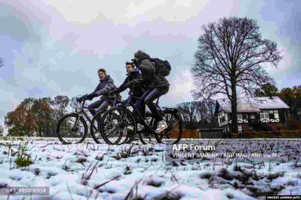 Нидерланддын&nbsp;Олдензал шаарынын сыртында велосипедчен бараткан тургундар. 29-ноябрь, 2023-жыл.&nbsp;&nbsp;