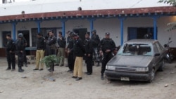 په ډېره اسماعیل خان کې پولیس تر یو وسلوال برید وروسته په تاڼه کې ولاړ دي - انځور له ارشیفه.