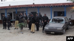 په ډېره اسماعیل خان کې پولیس تر یو وسلوال برید وروسته په تاڼه کې ولاړ دي - انځور له ارشیفه.